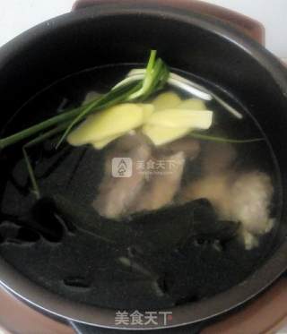 海带排骨汤的做法步骤：3