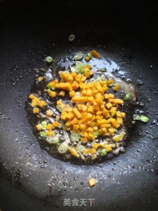 南瓜虾仁炒饭的做法步骤：5
