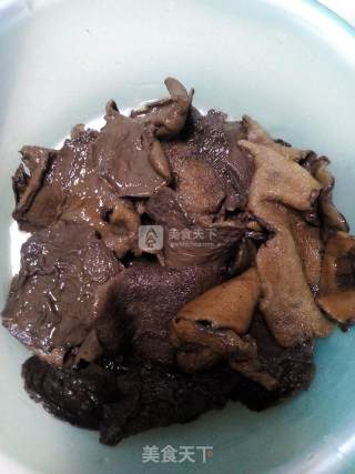 山蘑菇炖鸡的做法步骤：1