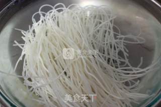 牛肉炒粉的做法步骤：1