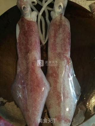 白灼鲜鱿的做法步骤：1