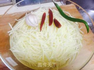 酸辣土豆丝的做法步骤：1