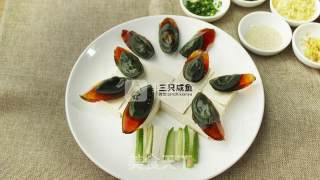 凉拌皮蛋豆腐的做法步骤：2