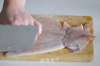 宵夜必点之香辣烤鱿鱼的做法步骤：1