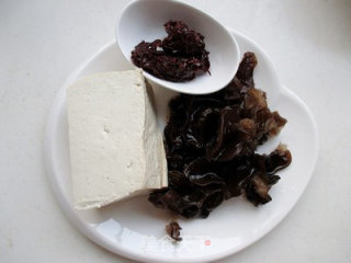 红果番茄豆腐汤的做法步骤：1