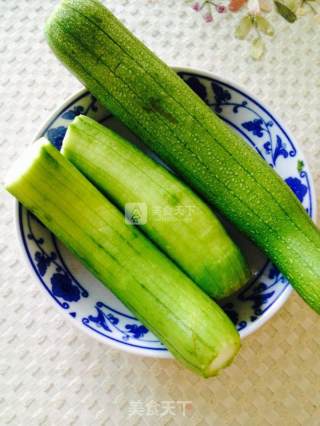 丝瓜酱瓜烧毛豆的做法步骤：1