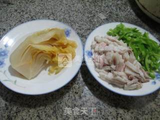 尖椒猪肉炒酸菜的做法步骤：1