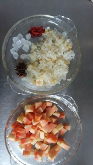 木瓜银耳炖罗汉果的做法步骤：1