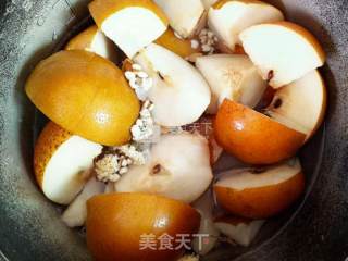 枸杞菊花冰糖梨水的做法步骤：3