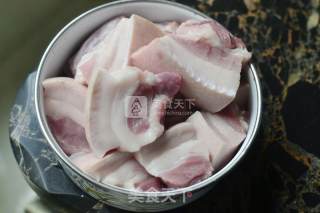红烧肉烧笋的做法步骤：1