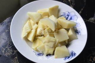 红烧肉烧笋的做法步骤：2