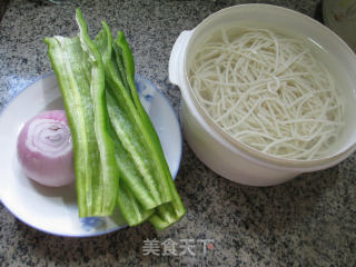 洋葱尖椒炒面的做法步骤：1