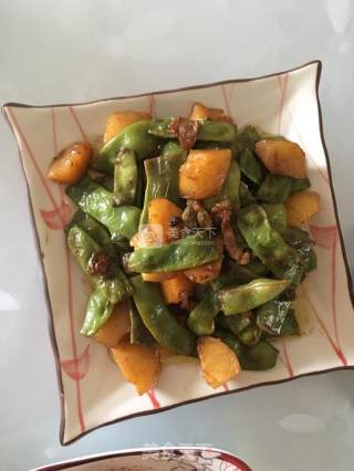 土豆炖豆角的做法步骤：1