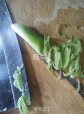 丝瓜粉丝豆腐汤的做法步骤：3
