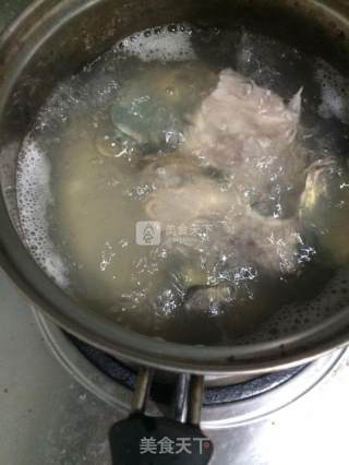 鲍鱼花胶煲排骨的做法步骤：2
