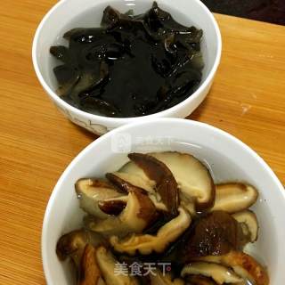 木耳香菇焖鸡杂的做法步骤：1