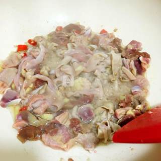 木耳香菇焖鸡杂的做法步骤：5