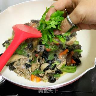 木耳香菇焖鸡杂的做法步骤：12