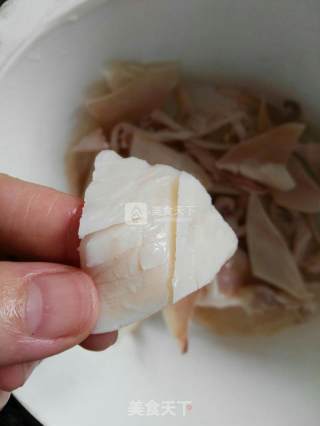 丝瓜炒鱿鱼的做法步骤：2