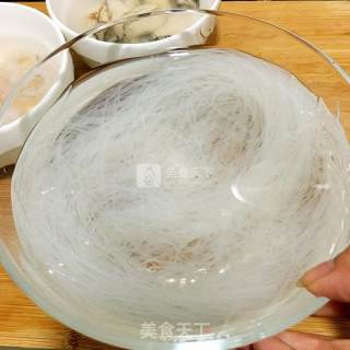 蒜蓉虾仁生蚝蒸粉丝的做法步骤：1