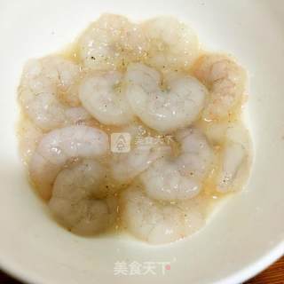 蒜蓉虾仁生蚝蒸粉丝的做法步骤：2