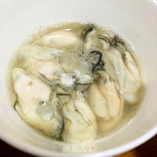 蒜蓉虾仁生蚝蒸粉丝的做法步骤：3