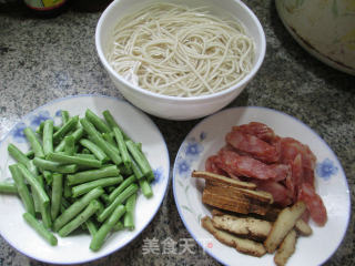 香干香肠梅豆炒面的做法步骤：1