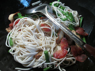 香干香肠梅豆炒面的做法步骤：4