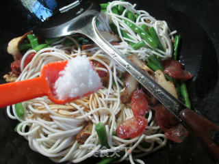 香干香肠梅豆炒面的做法步骤：6