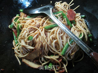 香干香肠梅豆炒面的做法步骤：7