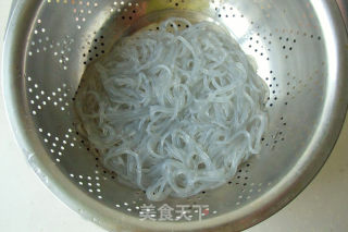 咸肉卷心菜炒粉丝的做法步骤：2