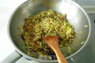 咸肉卷心菜炒粉丝的做法步骤：8