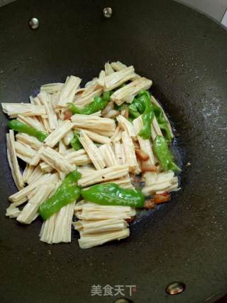 家常腐竹肉片的做法步骤：2