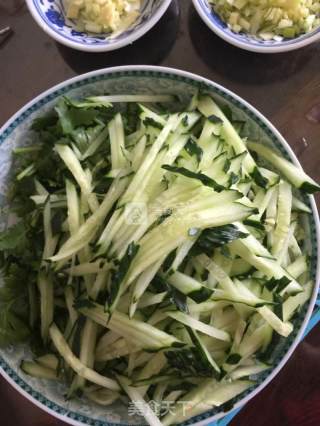 黄瓜拌凉皮的做法步骤：1