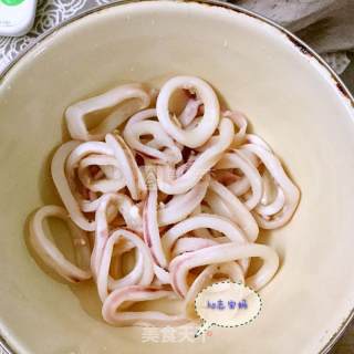 里约奥运会必备的小零食—酥炸鱿鱼圈的做法步骤：1