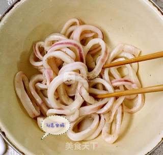 里约奥运会必备的小零食—酥炸鱿鱼圈的做法步骤：2