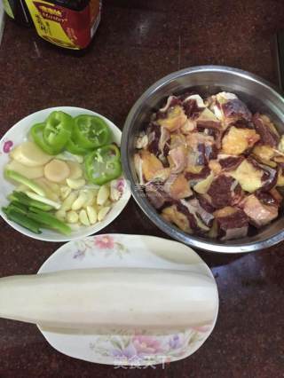 牛腩炖萝卜的做法步骤：1