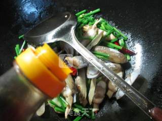 韭菜花炒蛏子的做法步骤：6