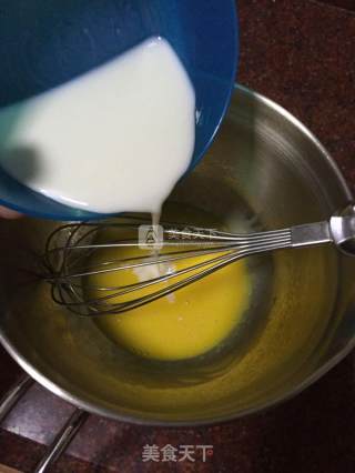 香葱肉松戚风蛋糕的做法步骤：2