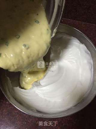 香葱肉松戚风蛋糕的做法步骤：11