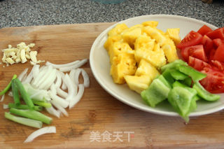 凤梨炒虾仁的做法步骤：1