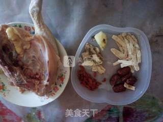 北芪当归蒸鸡的做法步骤：1