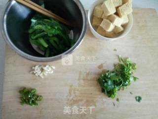 小白菜冻豆腐汤的做法步骤：1