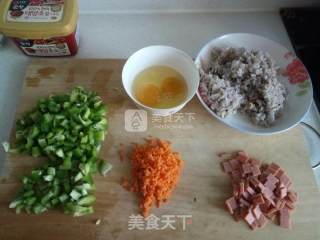 韩式辣酱什锦炒饭的做法步骤：1