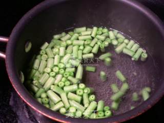 咸肉炒豇豆豆干的做法步骤：1
