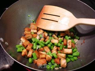 咸肉炒豇豆豆干的做法步骤：5