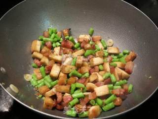 咸肉炒豇豆豆干的做法步骤：6