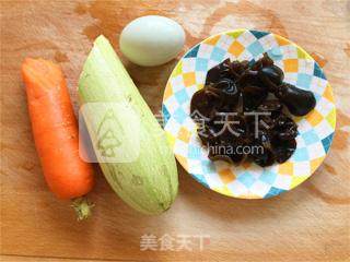 五彩时蔬 之西葫芦炒蛋的做法步骤：1
