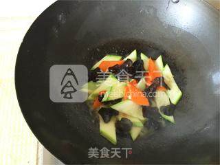 五彩时蔬 之西葫芦炒蛋的做法步骤：6
