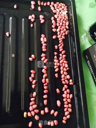 蔓越莓芒果花生牛轧糖的做法步骤：2